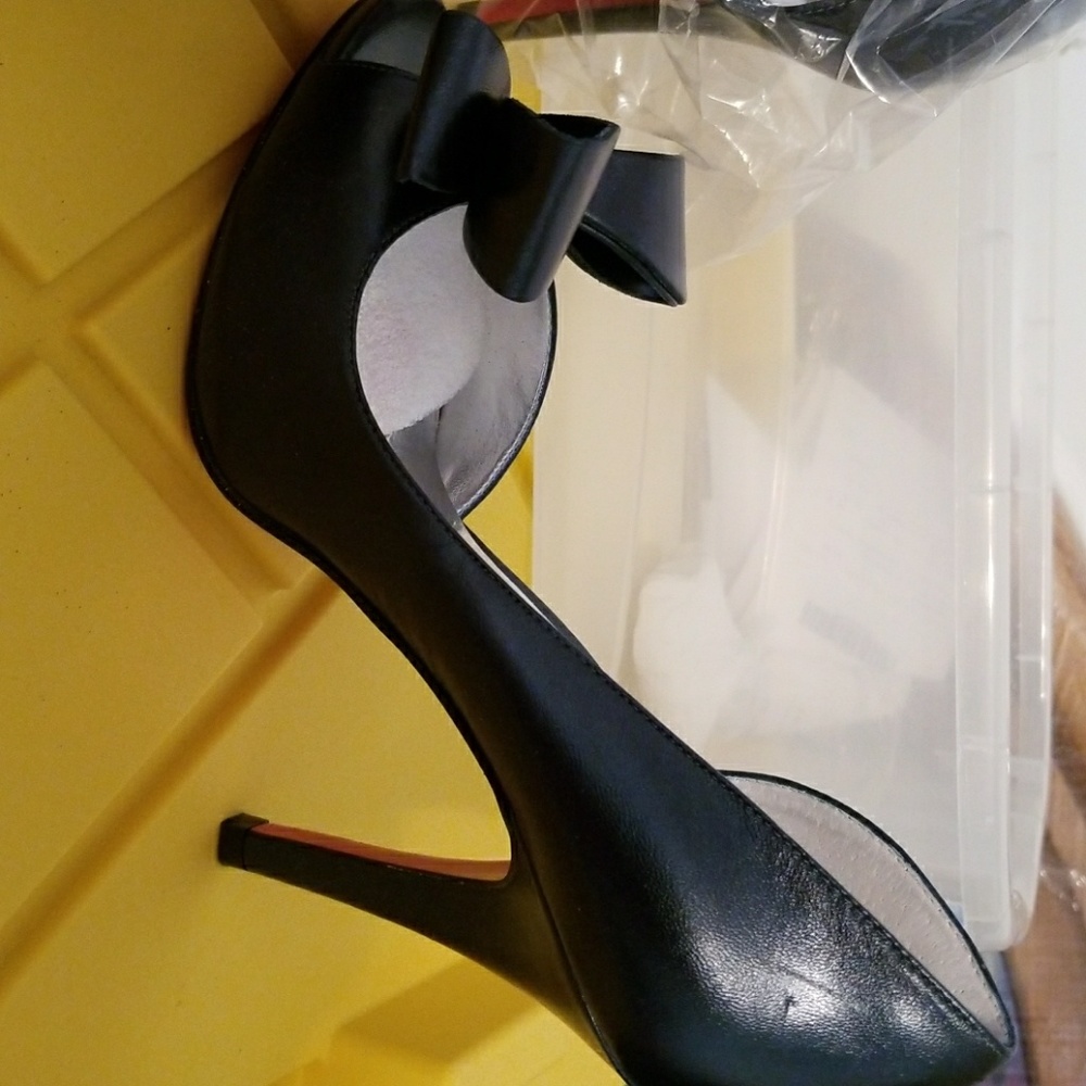 Paris Hilton teal 3 inch leather heels size 6.5